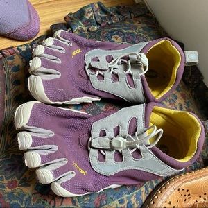 vibram toe shoes